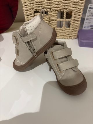 Zapatos botita bebé 1 año. talla 19