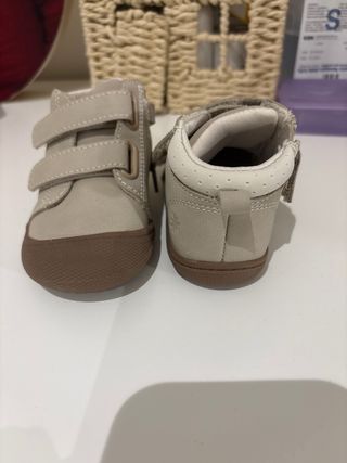 Zapatos botita bebé 1 año. talla 19