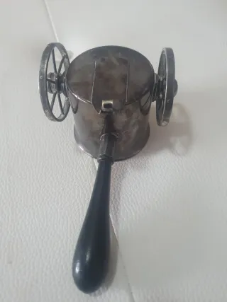 Antico porta sigari in argento placcato con forma di carro, dettagli argentati e manico nero.