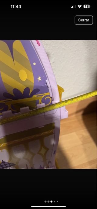 Castillo de juguete morado y amarillo