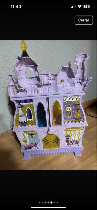 Castillo de juguete morado y amarillo