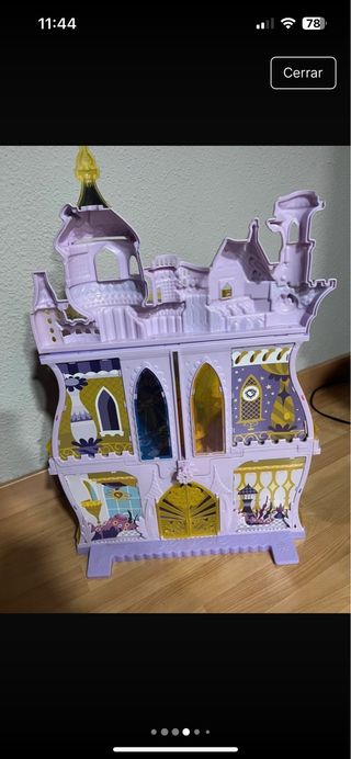 Castillo de juguete morado y amarillo