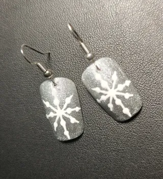 Pendientes artesanales a partir de uñas sintética