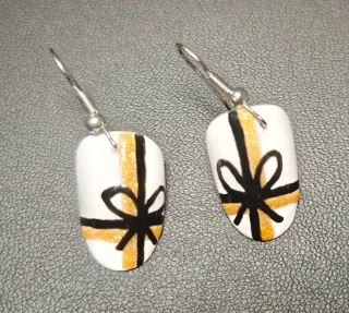 Pendientes artesanales a partir de uñas sintética