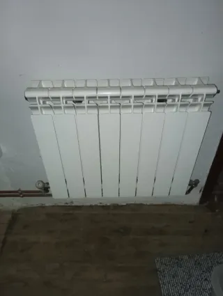 Sillas, mesas, radiadores, aparatos de bar, etc...