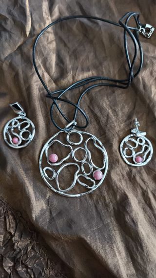 Collar y pendientes con piedras rosas