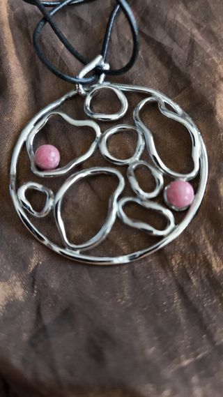 Collar y pendientes con piedras rosas