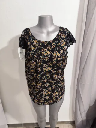 Camisa floral talla única con etiqueta
