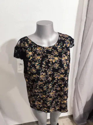 Camisa floral talla única con etiqueta