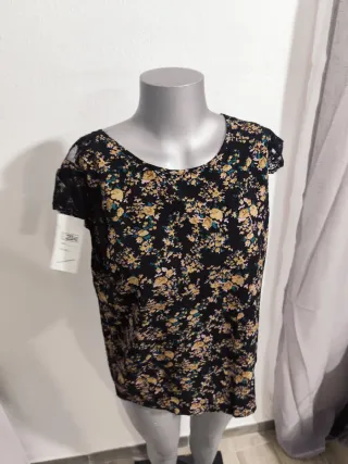 Camisa floral talla única con etiqueta