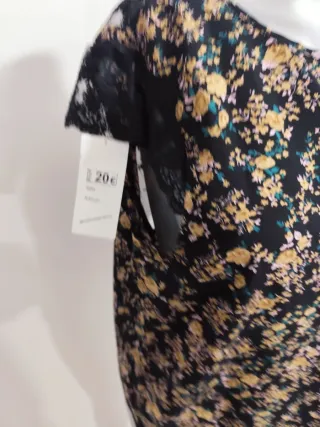 Camisa floral talla única con etiqueta