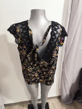 Camisa floral talla única con etiqueta