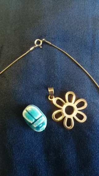 Gargantilla de plata con colgantes.