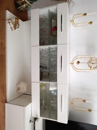 Vitrina moderna blanca y dorada