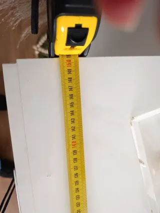 Vitrina moderna blanca y dorada