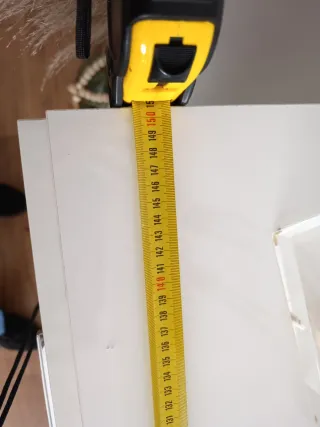 Vitrina moderna blanca y dorada