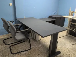 Tavolo e sedie da ufficio, armadi