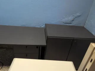 Tavolo e sedie da ufficio, armadi