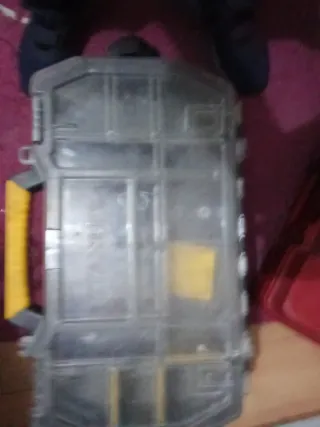 Caja de herramientas roja son tres cajas vacías ,