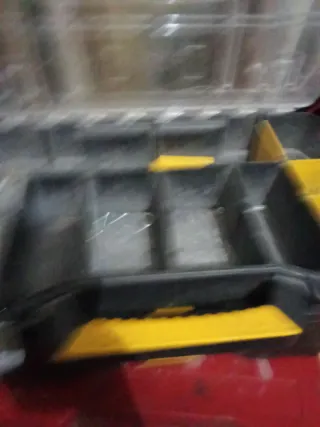 Caja de herramientas roja son tres cajas vacías ,