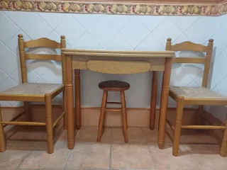 Mesa libro madera con 2 sillas y taburete