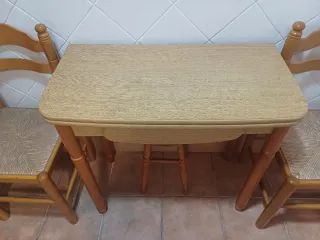 Mesa libro madera con 2 sillas y taburete
