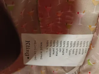 Bolso de mimbre rojo con asa negra