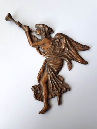 Angelo in bronzo con tromba da muro