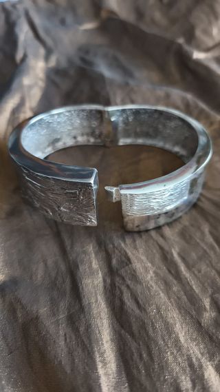 Brazalete plateado con diseño texturizado