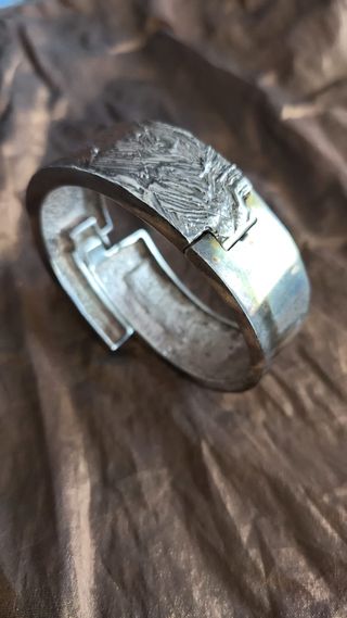 Brazalete plateado con diseño texturizado