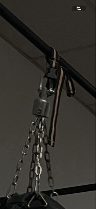 Saco de boxeo y guantes