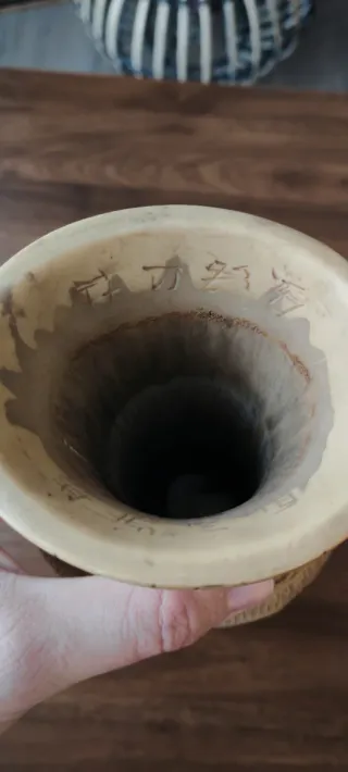 Vaso orientale con decorazioni in rilievo