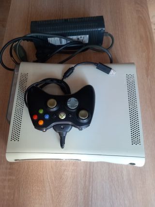 Xbox 360 Blanca + Mando y Fuente