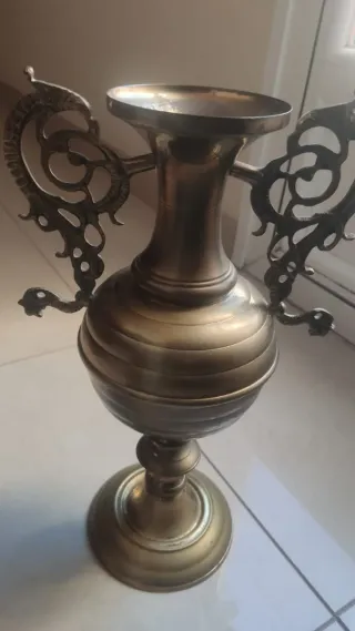 Pareja Jarrones Metálicos Dorados