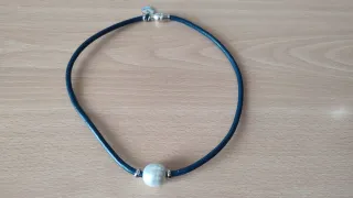 Collar cuero azul con perla