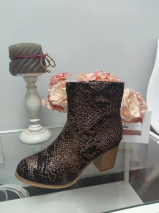 Botín tacón efecto piel pitón