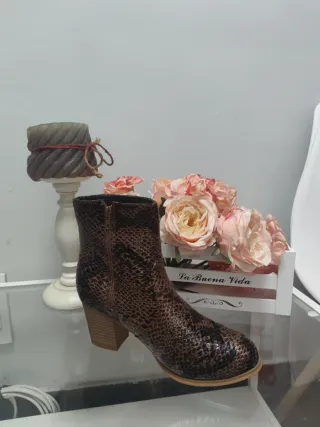 Botín tacón efecto piel pitón