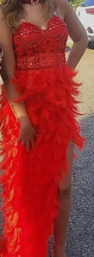 Vestido de fiesta rojo con plumas