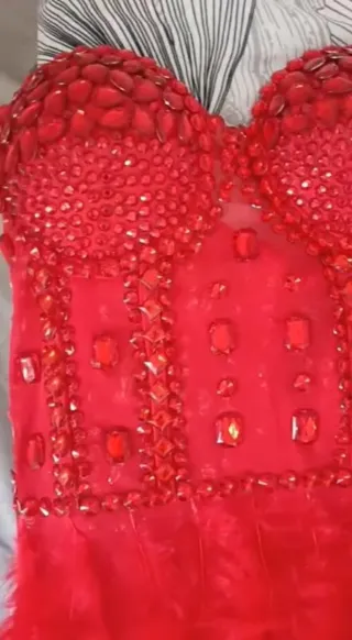 Vestido de fiesta rojo con plumas