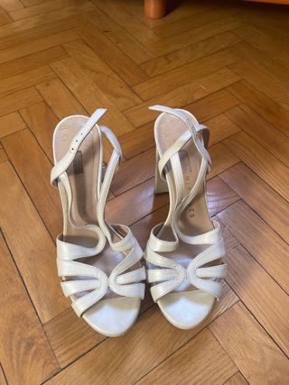 Sandalias de tacón blancas