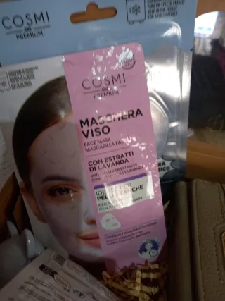 Set mujer cartera y artículos de belleza