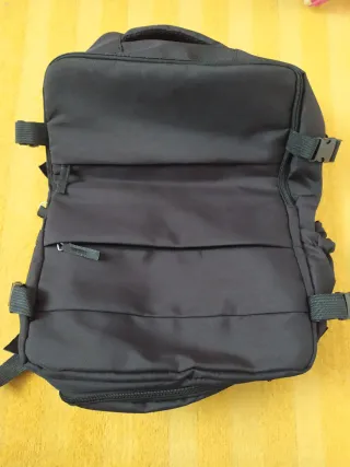 Mochila de viaje negra 40x30x20 a estrenar