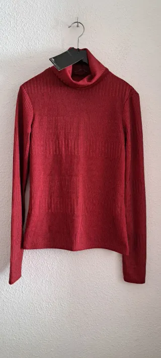 Camiseta Zara cuello alto roja