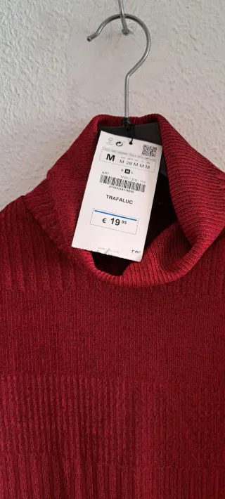 Camiseta Zara cuello alto roja