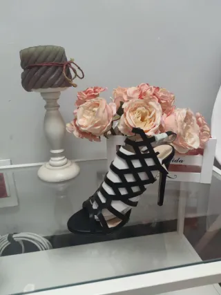 Sandalias negras de tacón abotinado