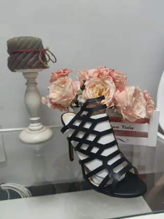 Sandalias negras de tacón abotinado