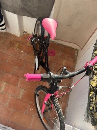 Bicicleta infantil rosa y negra