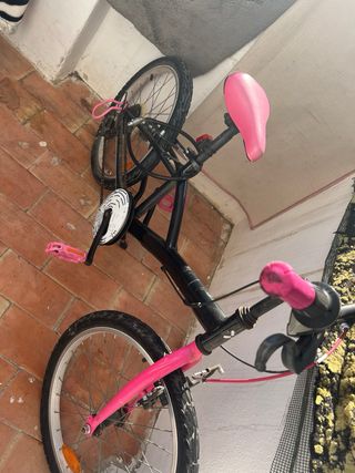Bicicleta infantil rosa y negra