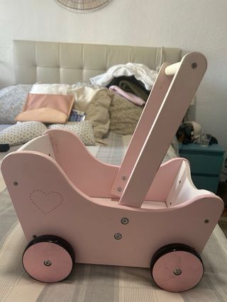 Carrito de bebé rosa de madera