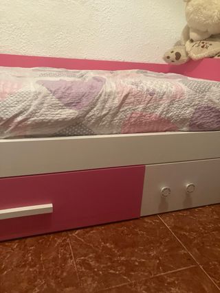 Cama  con cajones, estructura de madera, y colchón